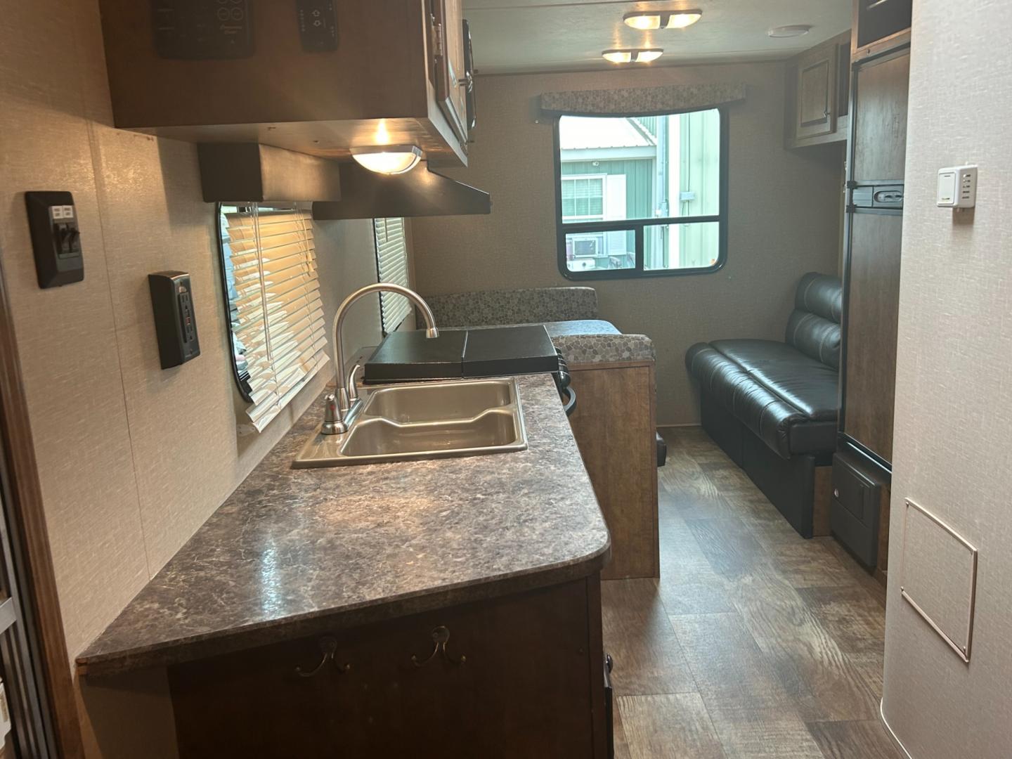 2016 Silver /TAN Crossroads RV Z-1 211RD (4V0TC2120GJ) , located at 17760 Hwy 62, Morris, OK, 74445, 35.609104, -95.877060 - Photo#9